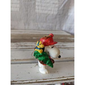 United feature Snoopy Christmas tree Woodstock orn